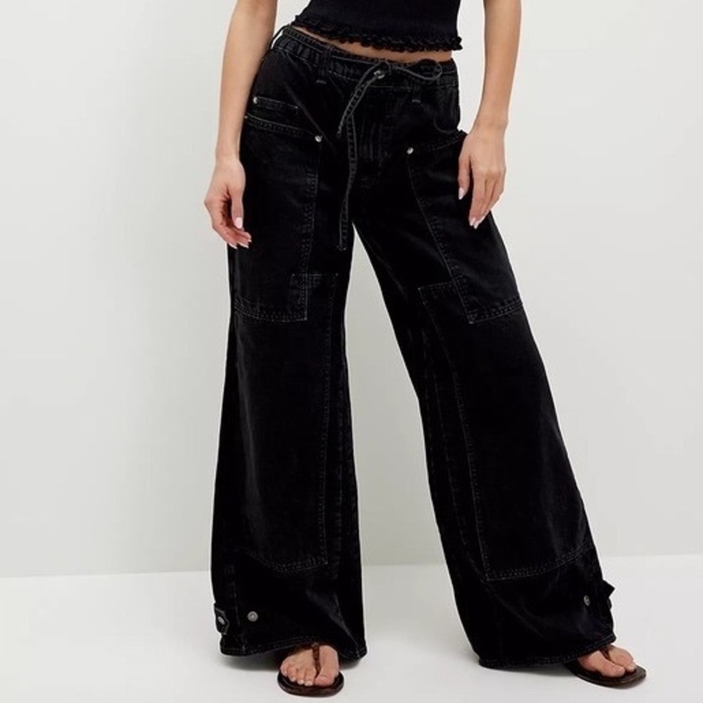 Free People We The Free Curve Outlaw Wide Leg Jeans in Black -‎ Medium Short